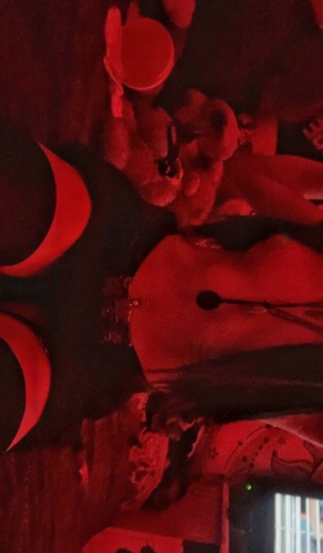 Thotlycrue top model img