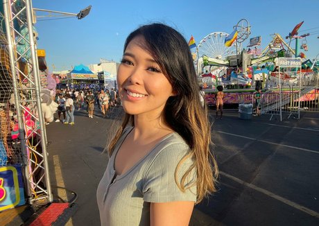 ExtraEmily nude model photos