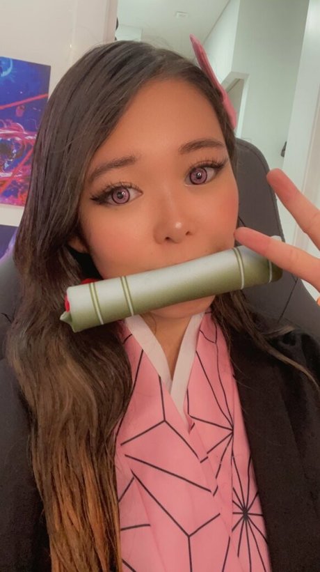 ExtraEmily model top picture