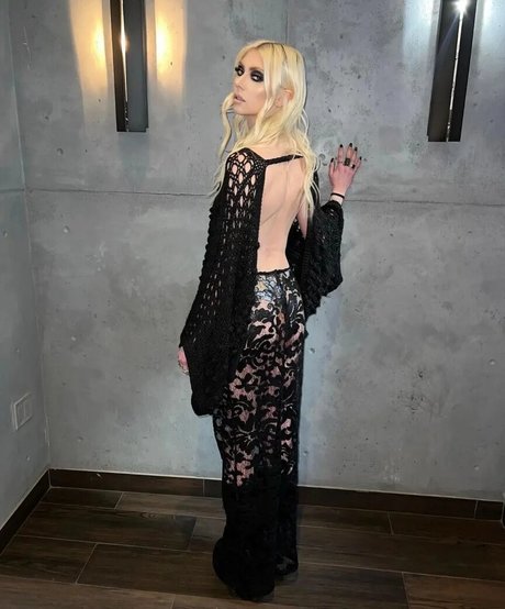 Taylor Momsen erotic star photo