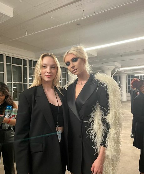 Taylor Momsen model art galleries