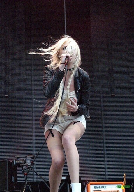 Taylor Momsen model perfect gallery