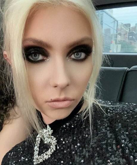 Taylor Momsen model img