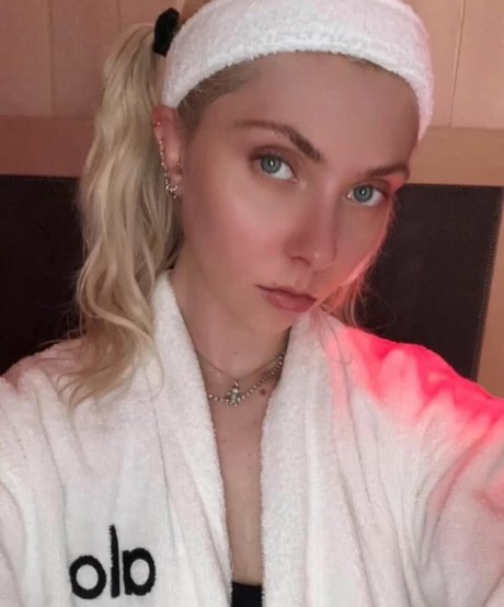 Taylor Momsen sexy star photo
