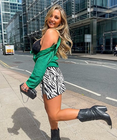 Daisydooxx naked model picture