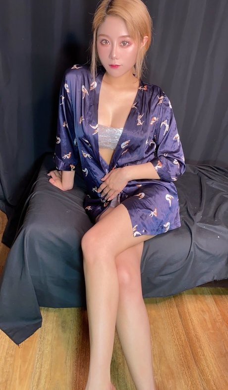 Uying ASMR sexy actress image