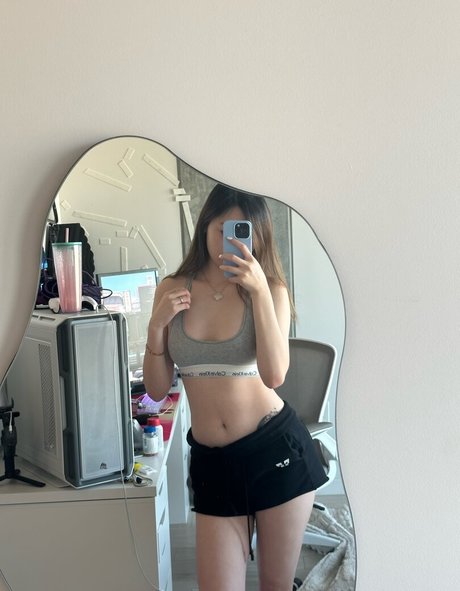 Fanfan pornographic model image