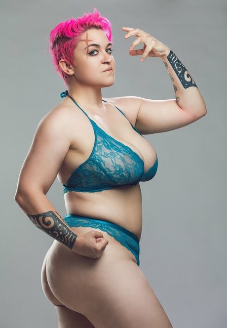 yourbigbutchgf art model pic