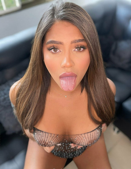 zairesugar model naked photo