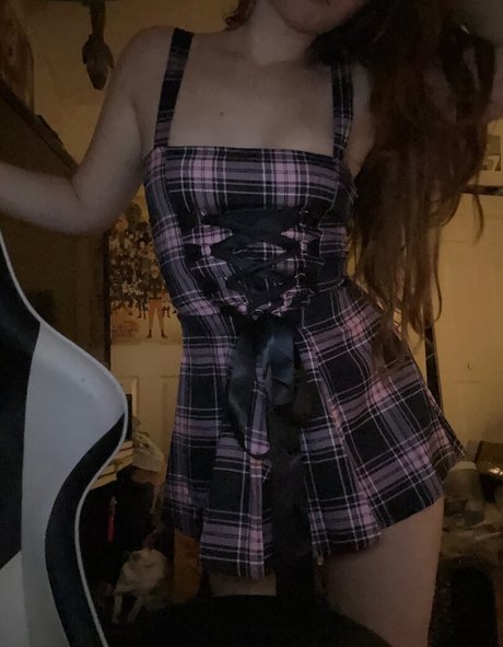 Thqtty naked actress pictures