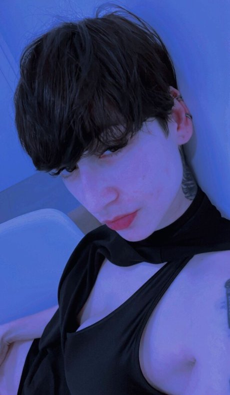 Alfyrise model adult pictures