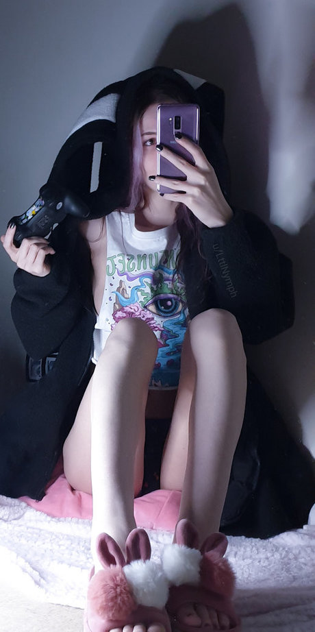 iShyNya pornstar free image