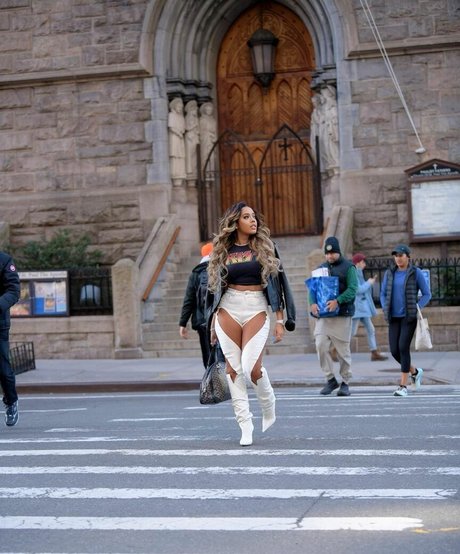 Angela Simmons model naked photo