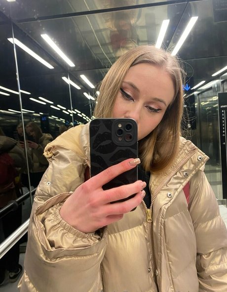 lolalovve Profile pic