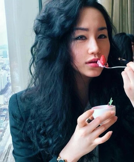 Dajinism model pornographic photos