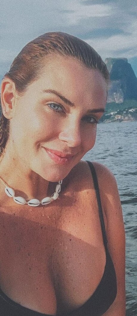 Larissa Erthal model best archive