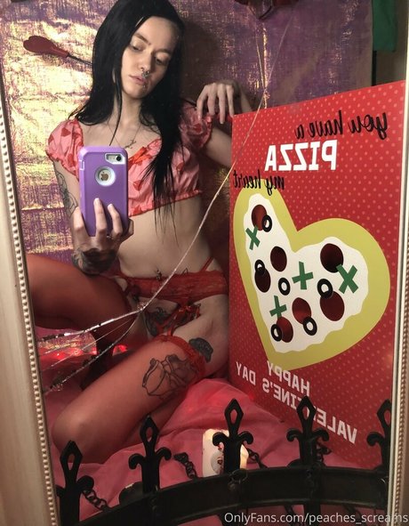 peacheyscreams naked model gallery