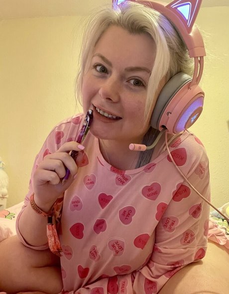 Naughty Danni star sexy pics