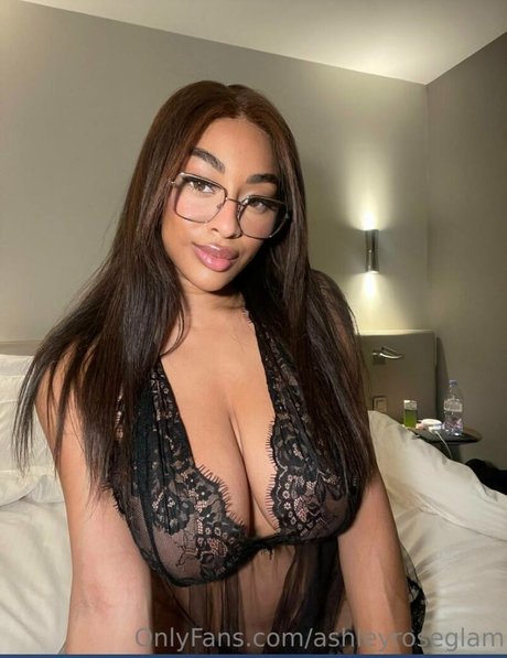 Ashleyroseglam model naked picture
