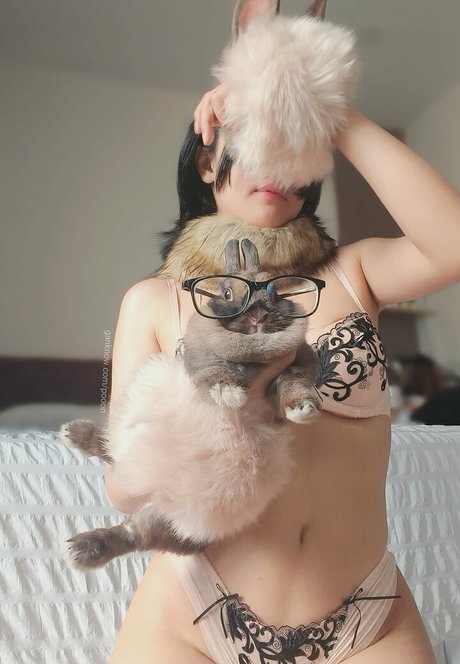 Poon Wrunya model adult pictures