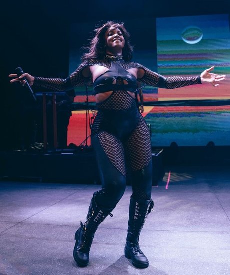 Iza Cantora free star pictures