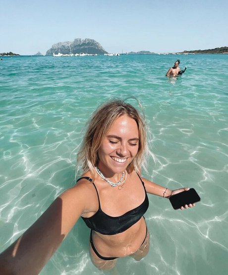 Axelle Maga erotic model image