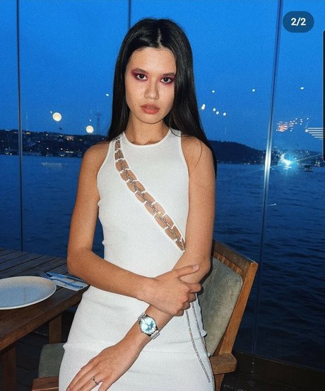 Evelin model pictures