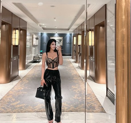 June Gong star pornographic photo