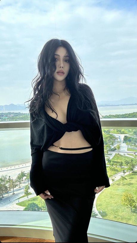 June Gong model high quality photos