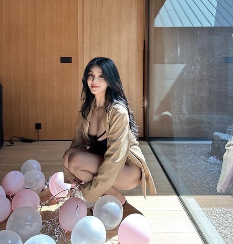 June Gong beautiful model images