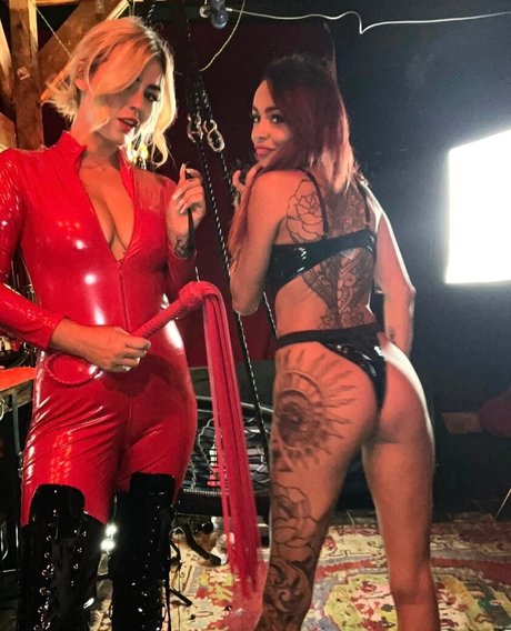 Plum1987 model beautiful images