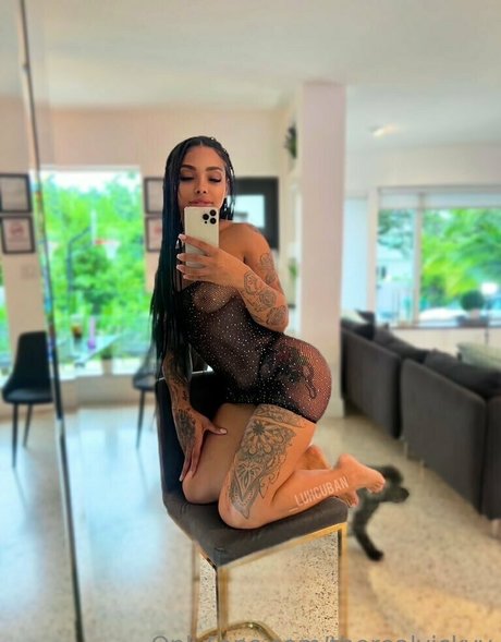 therealvickyy naked model image