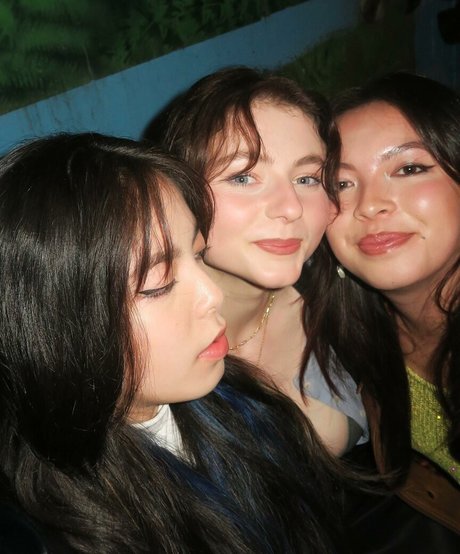 Thomasin Mckenzie star sexy pictures