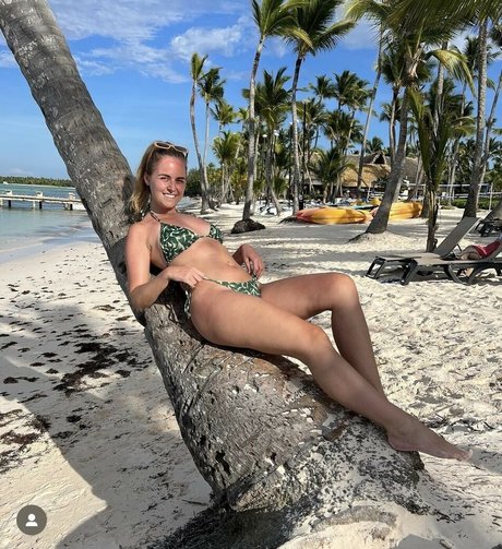 Lucyannskates sexy model gallery