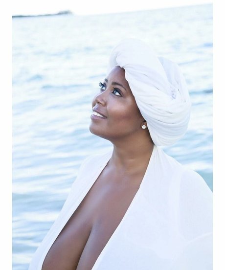 Monique Cooper beautiful model img