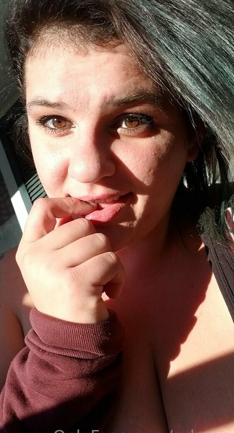 c byee naked model picture