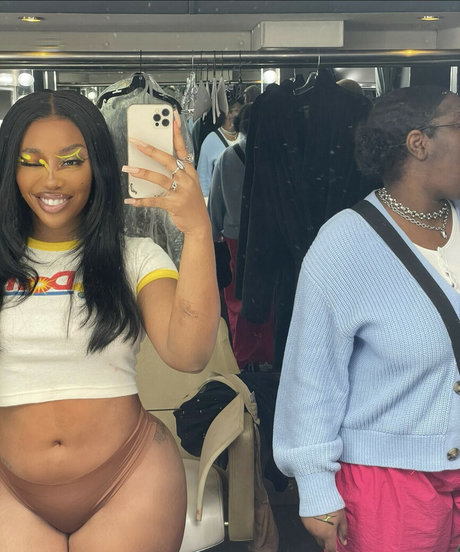 SZA nude model pic