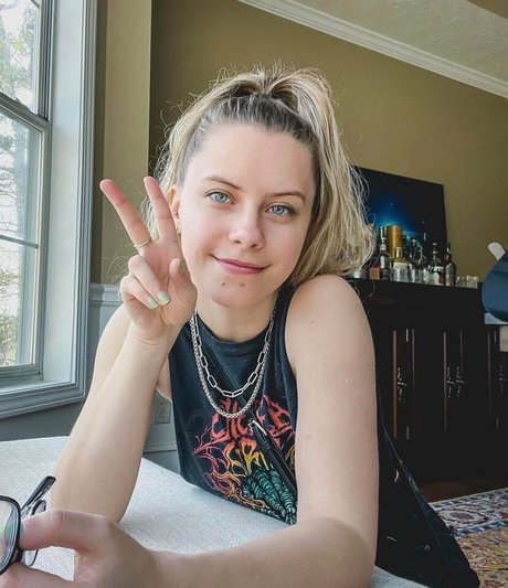 NoisyButters beautiful actress img