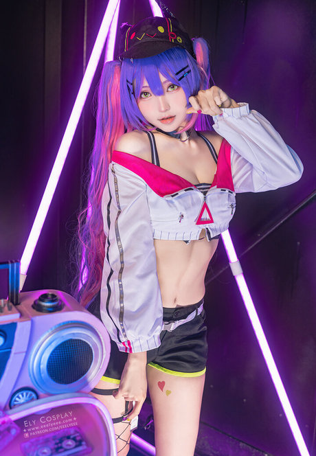 eeelyeee naked star photos