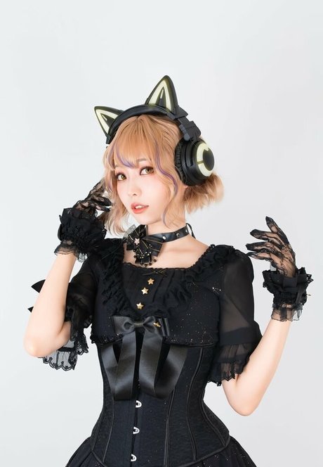 eeelyeee exclusive actress gallery