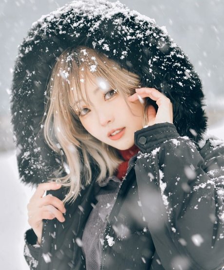 eeelyeee model exclusive image