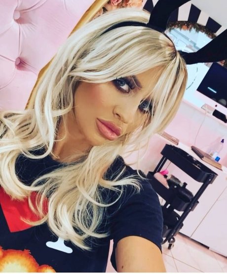 Sienna Day model high quality image