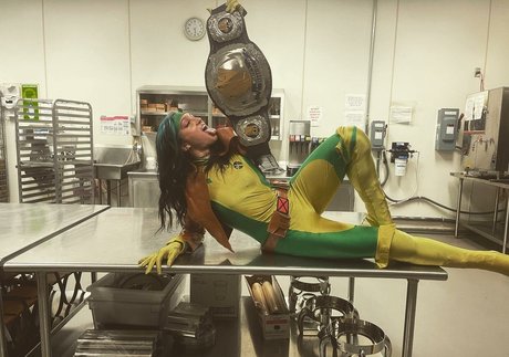 Kris Statlander star pictures