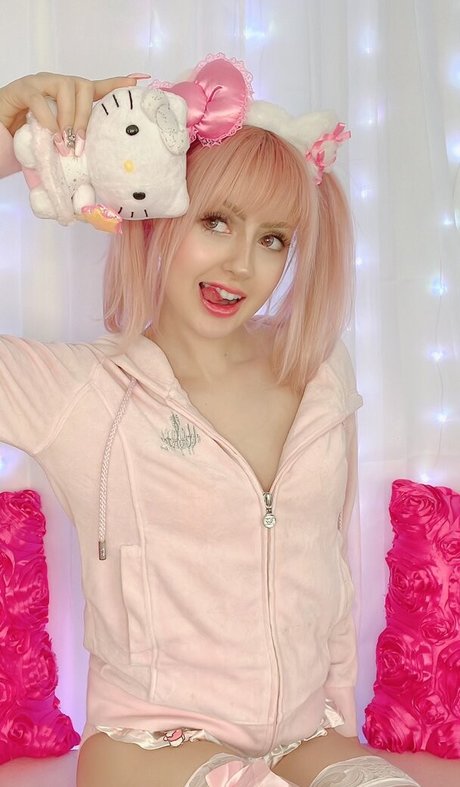 PiNKII pretty actress image