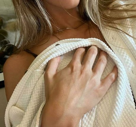 Meelah Robbins adult star image