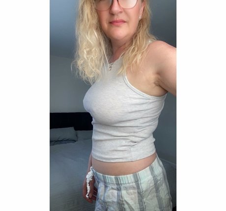 Milf Shelley sexy pornstar img