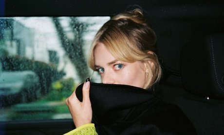 Samara Weaving model free photos