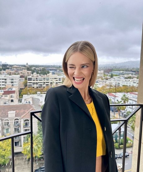 Samara Weaving model top picture