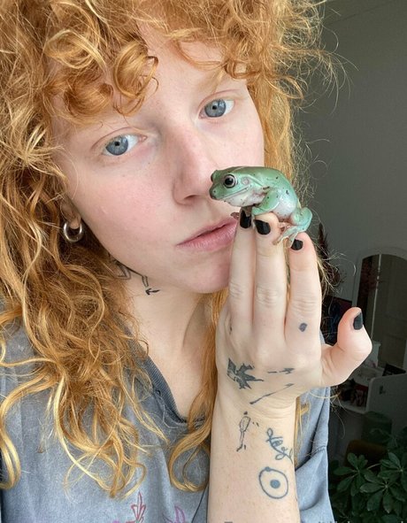 tilda red model nice images