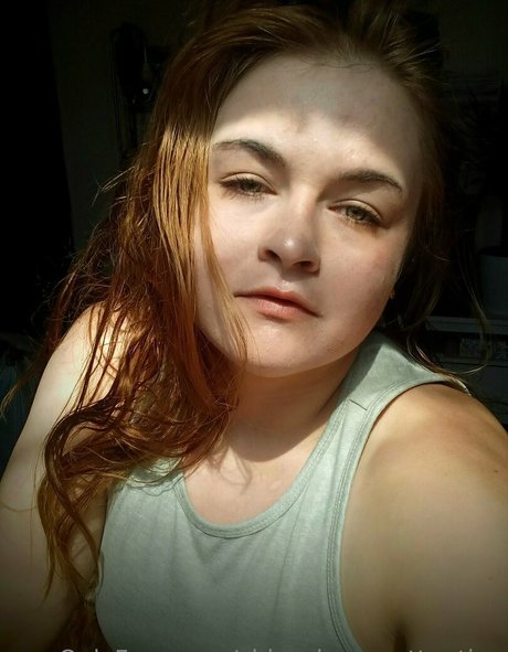 chloe loves attention pornographic star pic